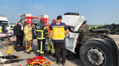 Bursa'da süt tankeri TIR'a arkadan çarptı: 1 yaralı