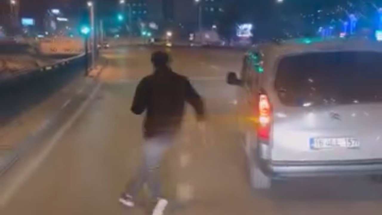 Bursa&#039;da &#039;yol verme&#039; kavgası; sürücünün aracına baltayla saldırdı