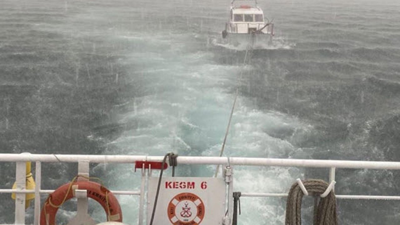 Çanakkale Boğazı&#039;nda sürüklenen tekne kurtarıldı