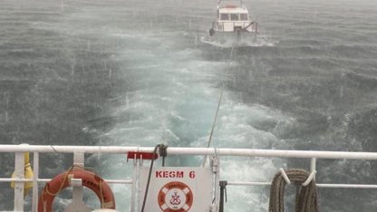 Çanakkale Boğazı'nda sürüklenen tekne kurtarıldı