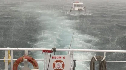 Çanakkale Boğazı'nda sürüklenen tekne kurtarıldı