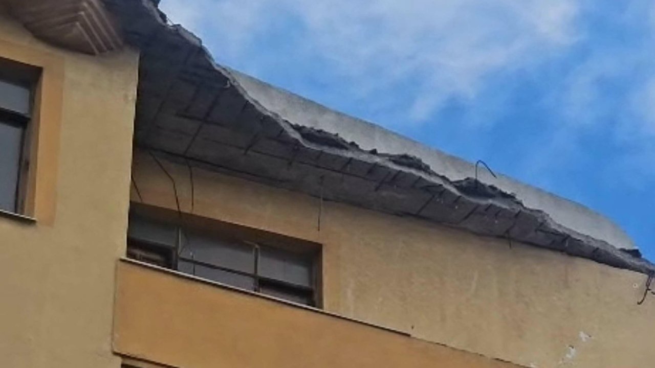 Çanakkale&#039;de 5 katlı binanın çatısının bir kısmı sağanak nedeniyle çöktü