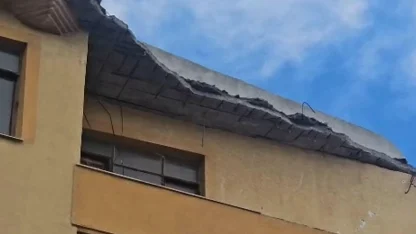 Çanakkale'de 5 katlı binanın çatısının bir kısmı sağanak nedeniyle çöktü