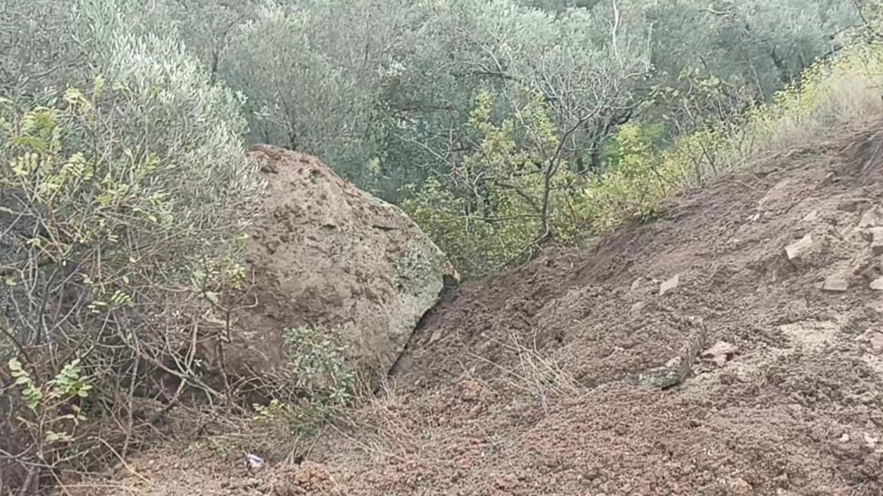 Çanakkale’de heyelan nedeniyle kapanan yol ulaşıma açıldı