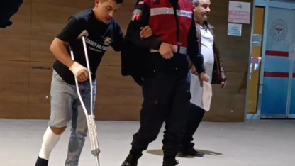 Çekici, hafif ticari araca çarptı; 2 ölü, 3 yaralı