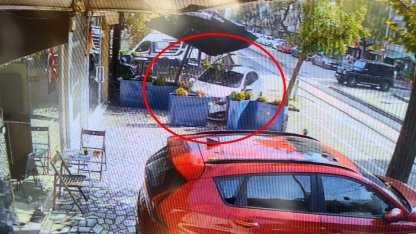 Cipe çarpmamak için manevra yaptığı otomobiliyle pastaneye giren sürücü yaralandı