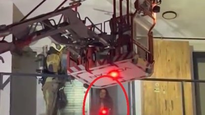 Dairesini ateşe vermek isteyen kadın, itfaiye ekiplerine damacana fırlattı