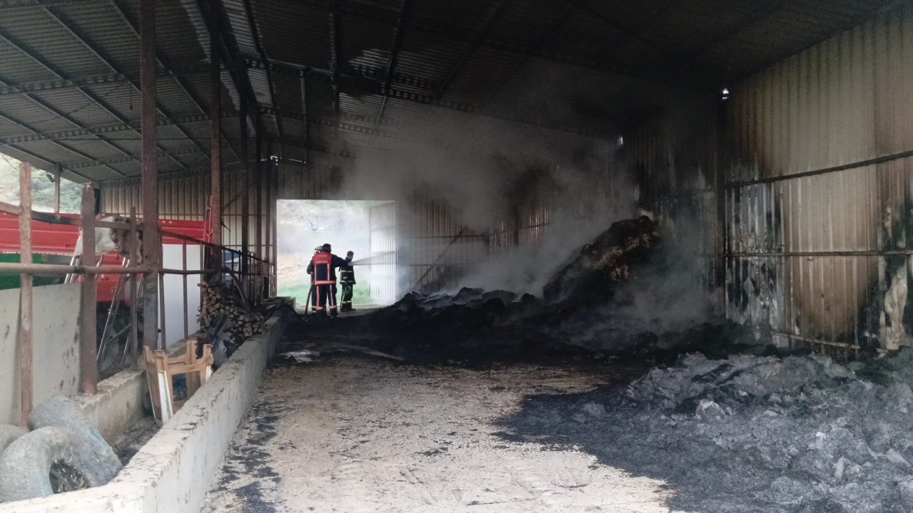 Depodaki 1000 saman balyası ve tarım aletleri yandı