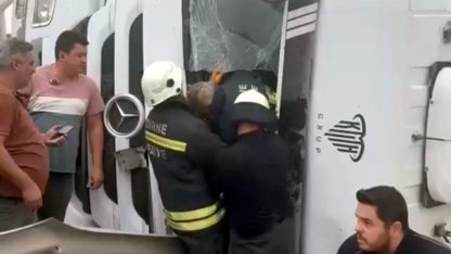 Devrilen kamyonda sıkışan sürücü yaralandı