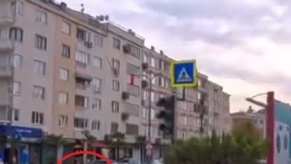 Devrilen motosikletten düşen sürücü metrelerce sürüklendi; kaza kamerada