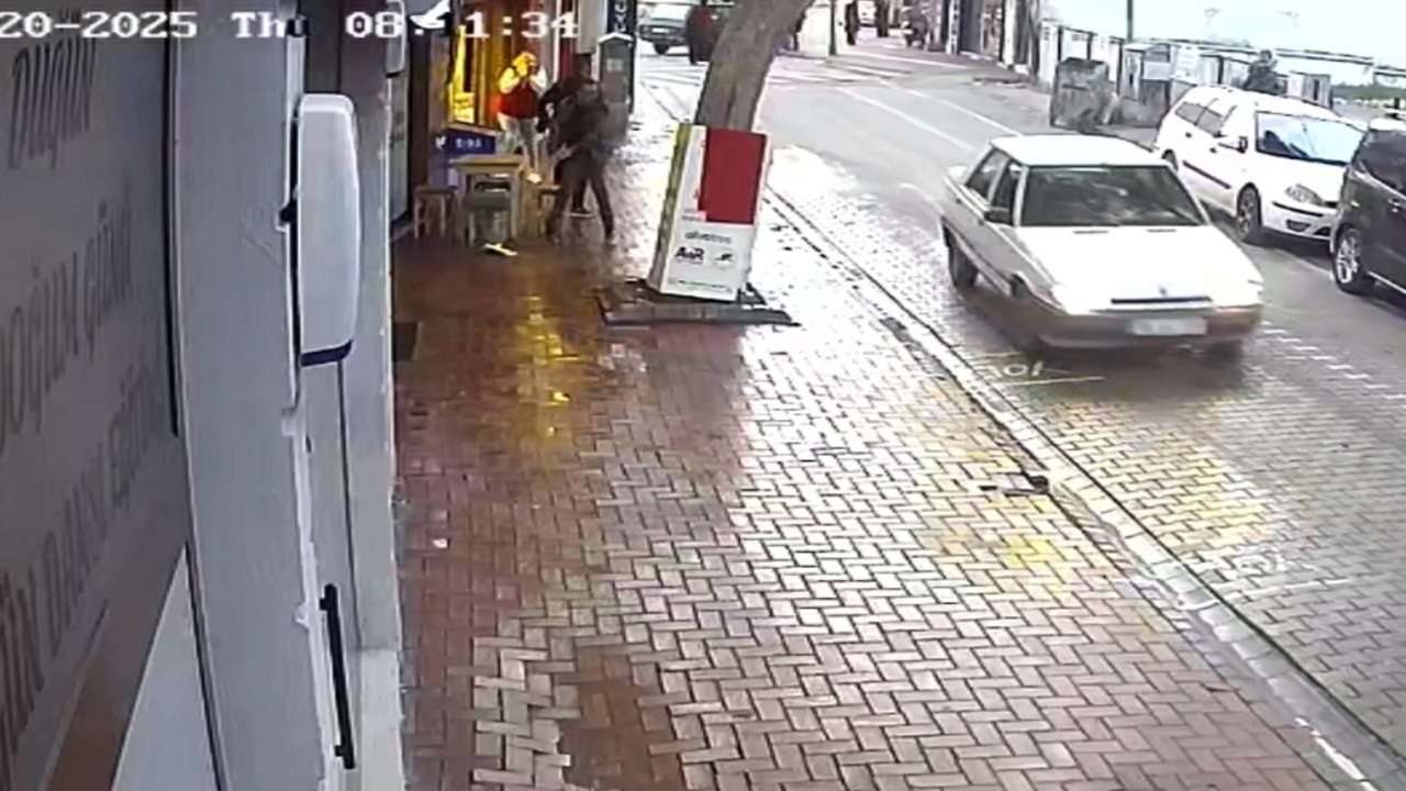 Dükkanının önünde silahlı saldırıya uğrayan esnaf yaralandı