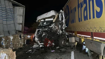 Edirne'de 2 TIR ve 3 otomobilin karıştığı zincirleme kaza: 1 ölü, 2 yaralı