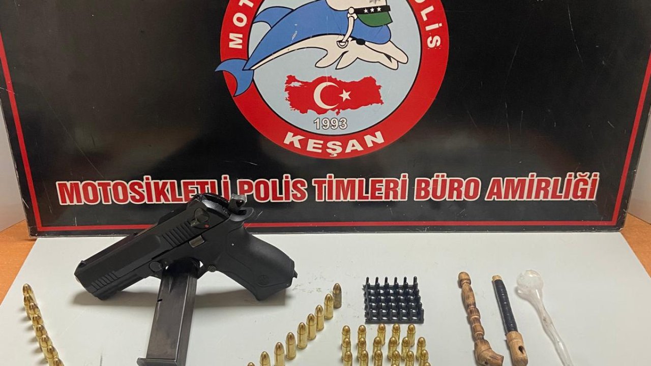 Edirne’de araçta ruhsatsız tabanca, mermi ve uyuşturucu ele geçirildi