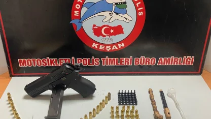 Edirne’de araçta ruhsatsız tabanca, mermi ve uyuşturucu ele geçirildi