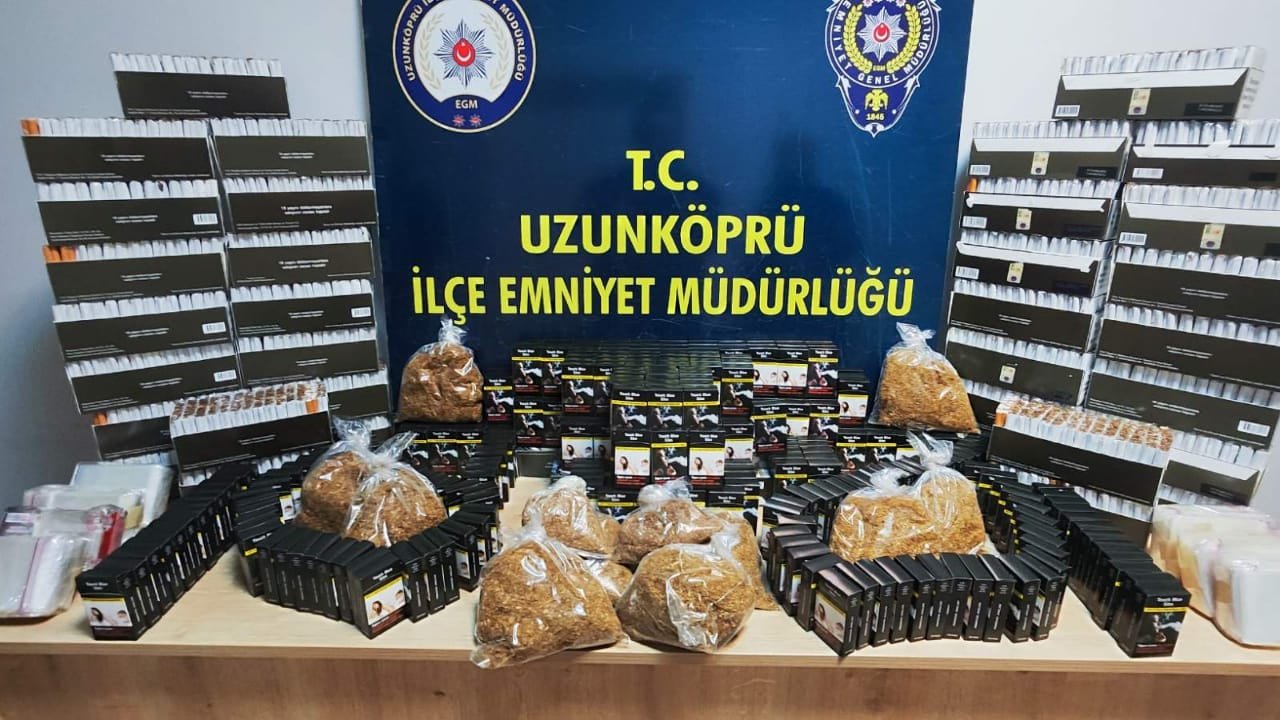 Edirne’de bir iş yerinde çok sayıda kaçak sigara ve makaron ele geçirildi