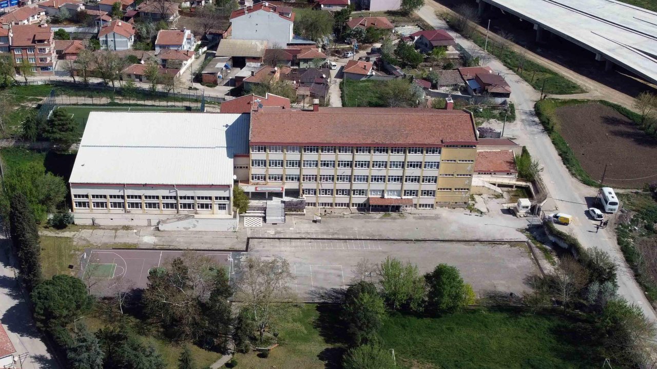 Edirne&#039;de depreme dayanıksız raporu verilen lisenin yıkılmasına karar verildi