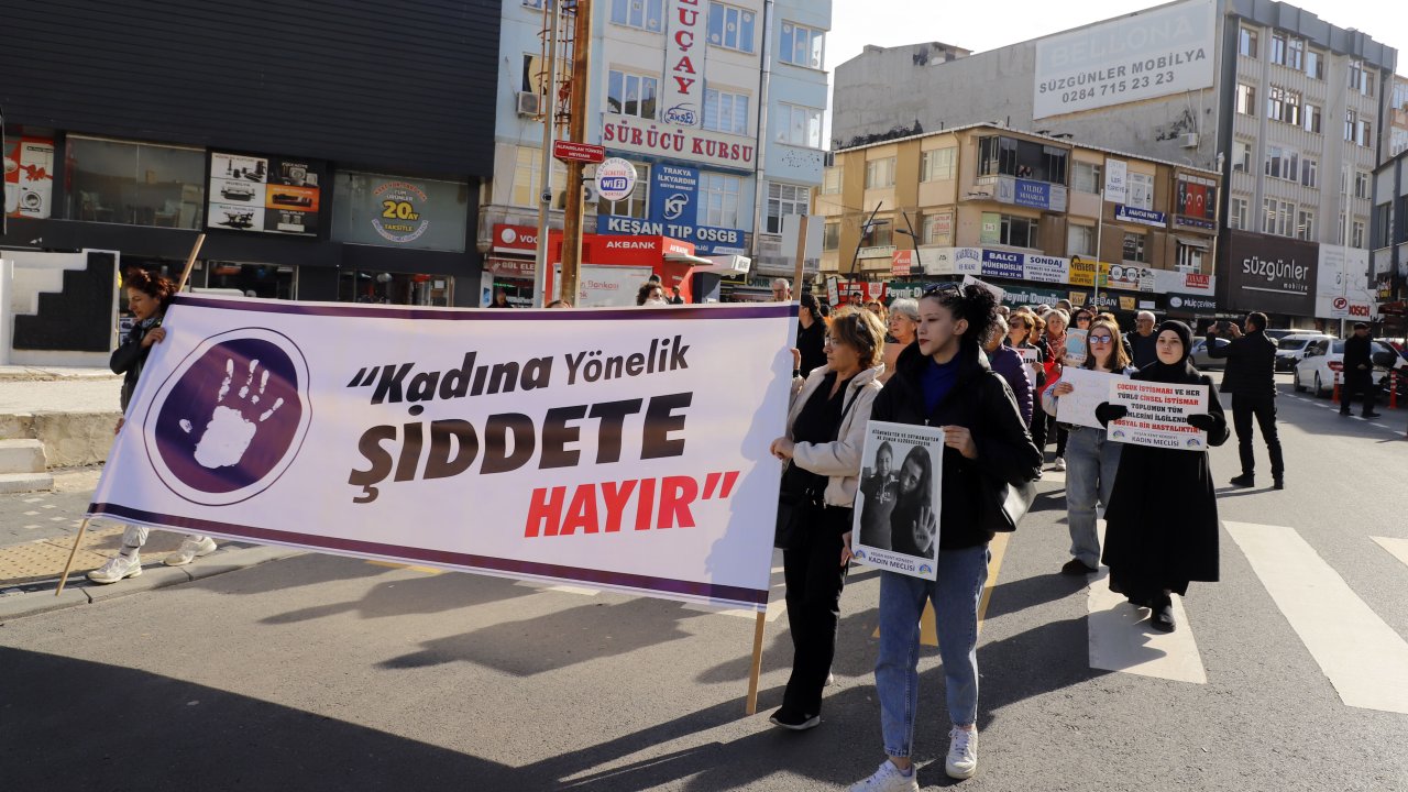 Edirne&#039;de kadınlardan şiddete karşı yürüyüş