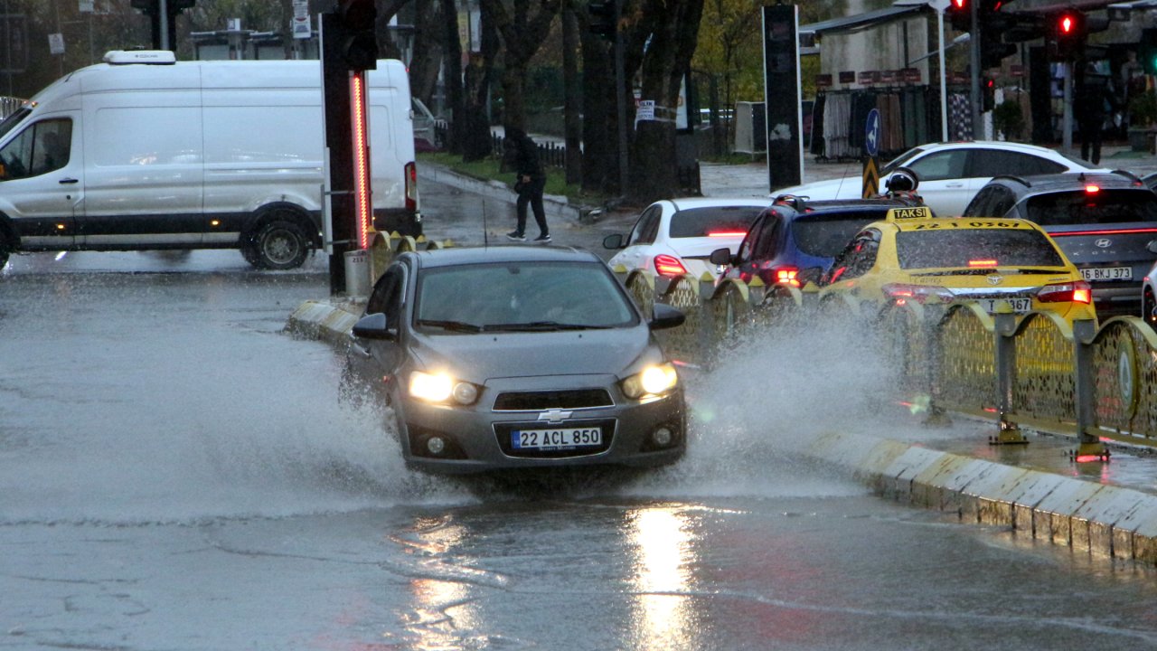 Edirne'de sağanak etkili oluyor