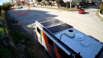 Ehliyetsiz sürücünün çarptığı motosikletteki kurye yaralandı; kaza kamerada