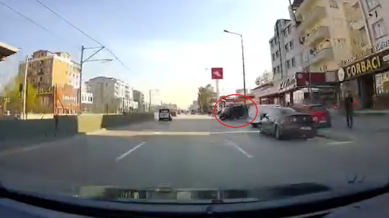 El freni çekilmeyen minibüs, hareket edip, yola indi; o anlar kamerada