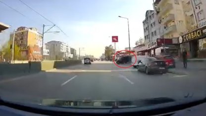 El freni çekilmeyen minibüs, hareket edip, yola indi; o anlar kamerada