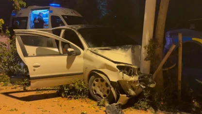 Elektrik direğine çarpan otomobildeki 4 kişi yaralandı