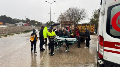 Erdek’te motosiklet ile kamyon çarpıştı. 1 yaralı