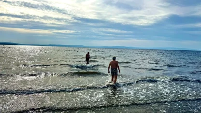 Erdek’te sıcak havayı fırsat bilenler denize girdi