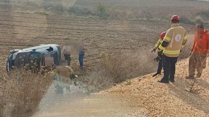 Eşinin direksiyon eğitimi verdiği kadın kaza yaptı; çift yaralandı