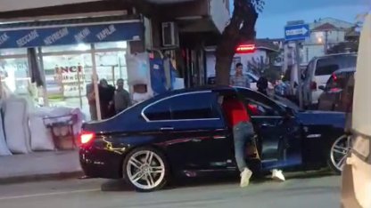 Eşiyle ilişkisi olduğunu iddia ettiği kişiyi defalarca bıçakladı; o anlar kamerada