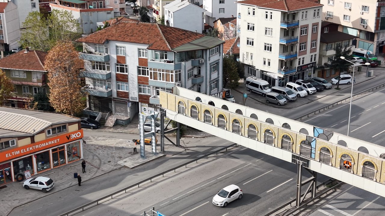Evin içi göründüğü için yıkım kararı verilen üst geçit, 1 metre uzağa yeniden yapılıyor