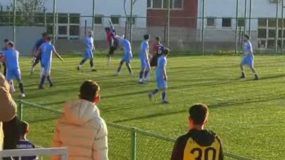 Futbolcular arasında arbede çıktı; maç tatil edildi