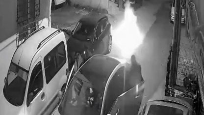 Gece saatlerinde geldikleri sokakta havai fişek ateşleyip kaçtılar