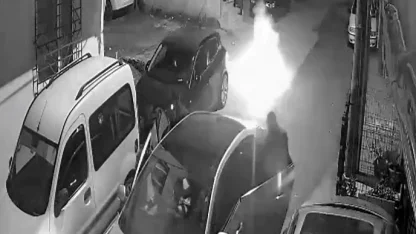 Gece saatlerinde geldikleri sokakta havai fişek ateşleyip kaçtılar