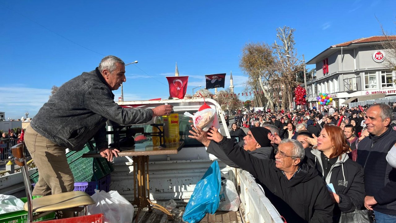 Geçit töreninde dağıtılan hediyeler için kıyasıya yarış