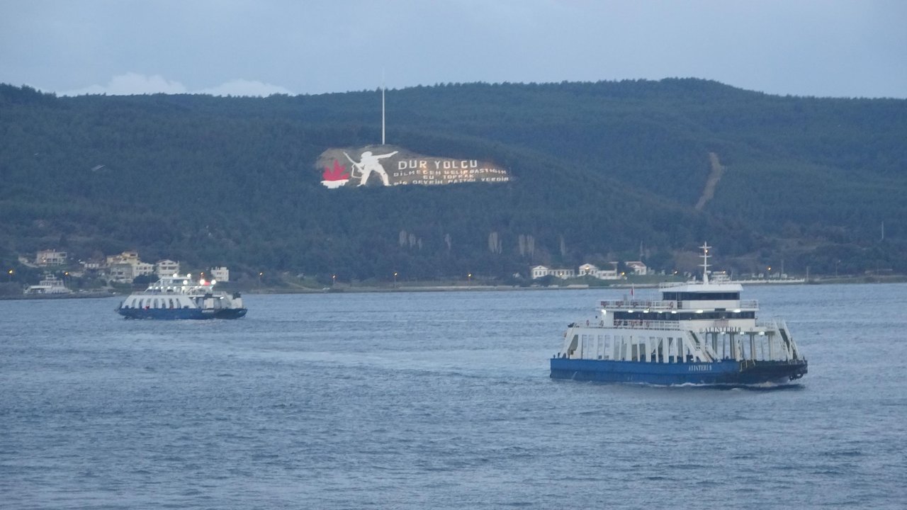 Gökçeada ve Bozcaada feribot seferlerine &#039;fırtına&#039; engeli