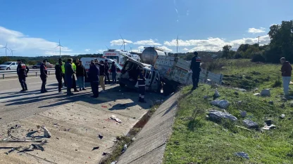 Hafif ticari araç, kamyonete çarptı; 2'si ağır 5 yaralı