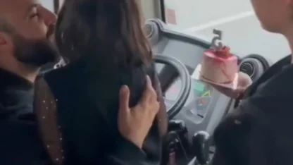 Halk otobüsü şoförü babaya, sefer sırasında kızlarından doğum günü sürprizi