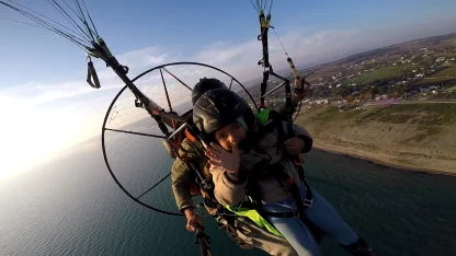 Hamza ve Seyit kardeşlerin, Saros'ta paramotorla uçuş heyecanı