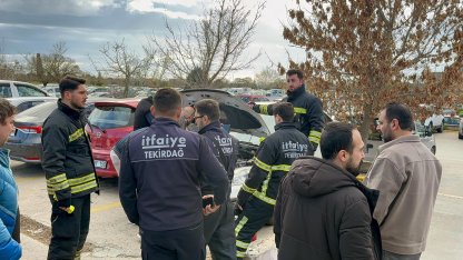 Hastane otoparkındaki otomobilden dumanlar yükseldi