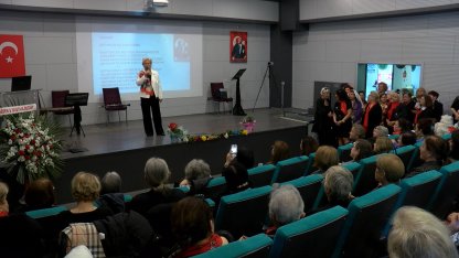 Hiç müzik eğitimi almayan 175 kadın, Atatürk'ü kendi besteledikleri şarkıyla andı