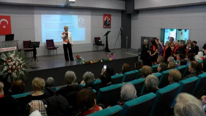 Hiç müzik eğitimi almayan 175 kadın, Atatürk'ü kendi besteledikleri şarkıyla andı