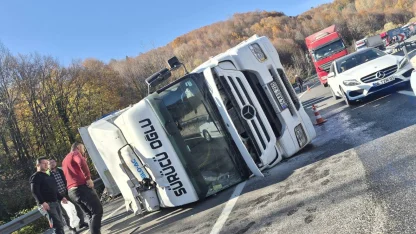 İnegöl’de devrilen TIR’ın sürücüsü yaralandı