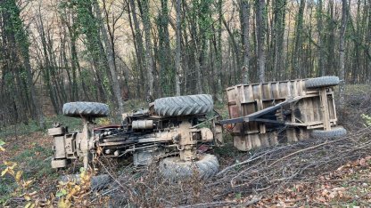 İnegöl’de devrilen traktörün römorkundan düşen 2 kişi yaralandı