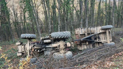 İnegöl’de devrilen traktörün römorkundan düşen 2 kişi yaralandı