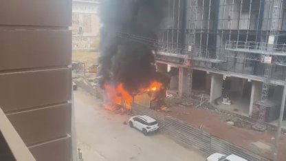 İnşaatın önündeki konteyner yandı