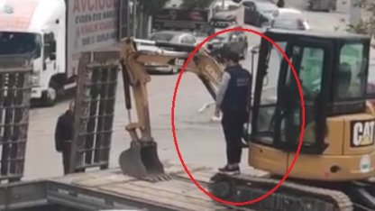 İş makinesi operatörü çekici üstünde; çaycı elinde tepsiyle Ata'yı andı