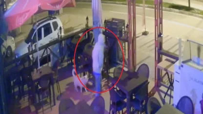 İş yerine defalarca giren hırsızı sopayla kovaladı; o anlar kamerada