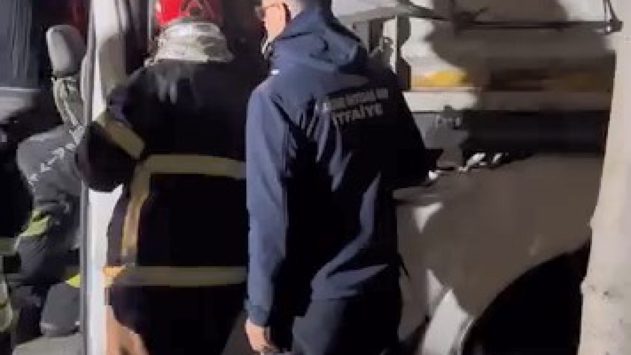 İşçileri taşıyan minibüs, TIR&#039;a arkadan çarptı: 9 yaralı