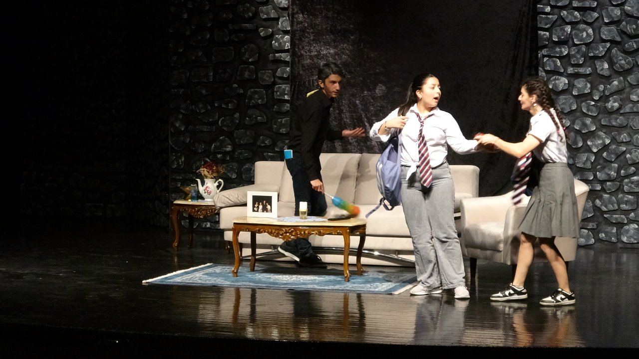 İşitme engellilerin işiten çocukları, Alperen’in yürüyebilmesi için işaret diliyle oyun sahneledi